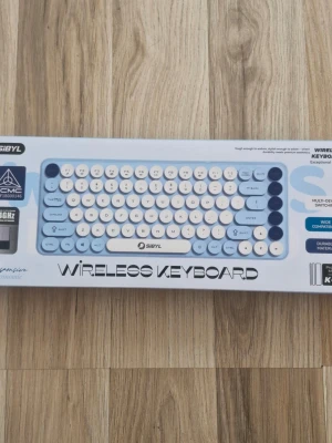 Trådlöst tangentbord - trådlöst tangentbord oanvänd. Kopplas upp via usb och batteri.