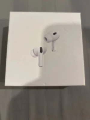 Apple AirPods Pro - Säljer ett par vita Apple AirPods Pro med trådlöst laddningsetui. levereras  i originalförpackning. Perfekta för dig som vill ha brusreducering och smidig anslutning till iPhone. Inprinsip helt nya bara haft några dagar 