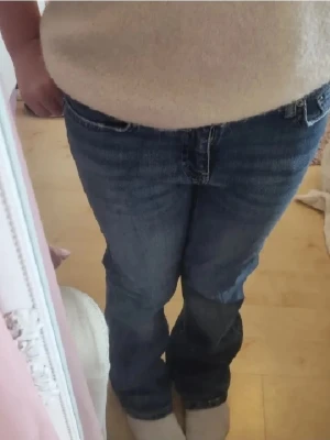 Blå bootcut jeans från Gina Tricot - Säljer ett par klassiska blå jeans från Gina Tricot i storlek 152. Jeansen har bootcut-modell med normal passform, medel midja och fem fickor. Tillverkade i jeansmaterial med snygg tvättad look. I använt skick, men har inga större hål eller skador. Nypris runt 150 kr. 💓