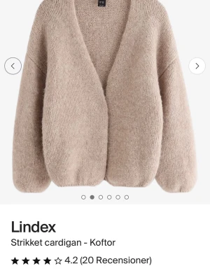 Stickad kofta!🤍🤍 - Säljer min stickad kofta ifrå Lindex då den tyvärr inte passar mig så bra. Den är i storlek S/M!💓