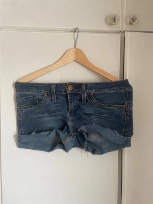 Blå jeansshorts från Levi's - Har klippt gammal skinny levis jeans till shorts, dom är low waisted sitter åt vid midjan.  Köparen står för frakt.