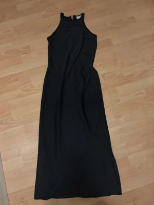Vila klänning, strl 36 - Märke: Vila Modell: Viravenna (halterneck) Storlek: 36 (S) Färg: Svart Skick: Mycket gott  Nypris: 600 kr