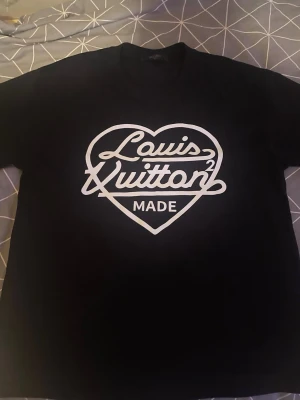 Svart t shirt  - Svart t shirt sitter fint fick den i present somras 2025 säljer den pågrund av ändrad still den är storlek M passar även dig som bär S först till kvarn som gäller .