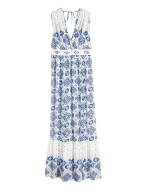 Vit och blå långklänning med mönster - Långklänning i vitt med blått blommigt och geometriskt mönster. Klänningen har v-ringning, knyt i nacken och är ärmlös. Från hm LOGG 