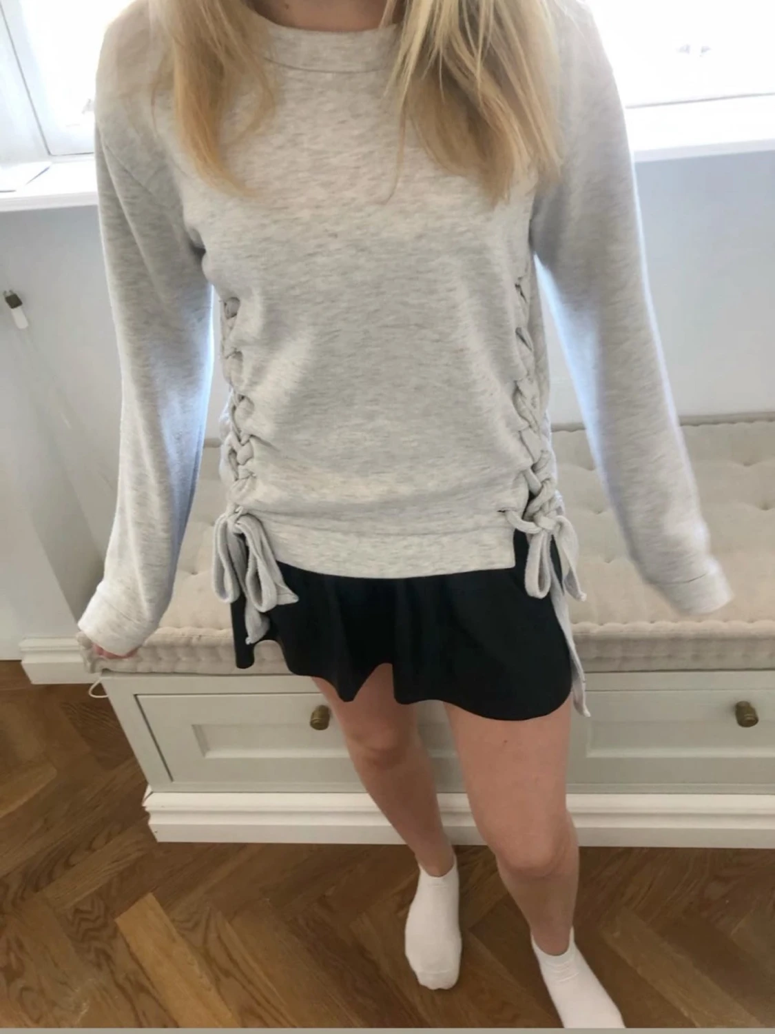 Grå sweatshirt med snörning i sidorna