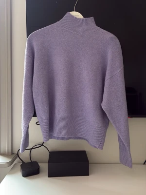 Gina tricot stickad tröja polo - Skön lila polo tröja från Gina, hårig färg, finns små nopprar som man ej tänker på! 