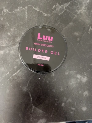 Luu Builder Gel Milky Pink 30g - Helt ny oanvänd Luu Nails builder gel, hög viskositet i färgen Milky Pink💗Nypris 285