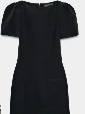 Svart kort puffärmad klänning Zara - Stilren svart kort klänning från Zara med puffärmar och rund halsringning. Klänningen har en figurnära passform och diskreta fickor framtill.  Helt oanvänd 🖤