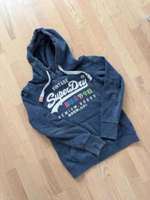Superdry hoodie - Säljer en riktigt fet superdry hoodie i storlek M. Den har inga skavanker allts och vid frågor om bilder eller liknande är det bara att fråga😃💛