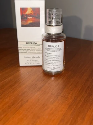 Maison margiela by the fireplace  - By the fireplace är en träig doft med noter av kastanj. Flaskan rymmer 30 ml men cirka 26-27 ml finns kvar. Skickas med original förpackning.      Tveka inte att höra av er om det uppstår någon fråga!