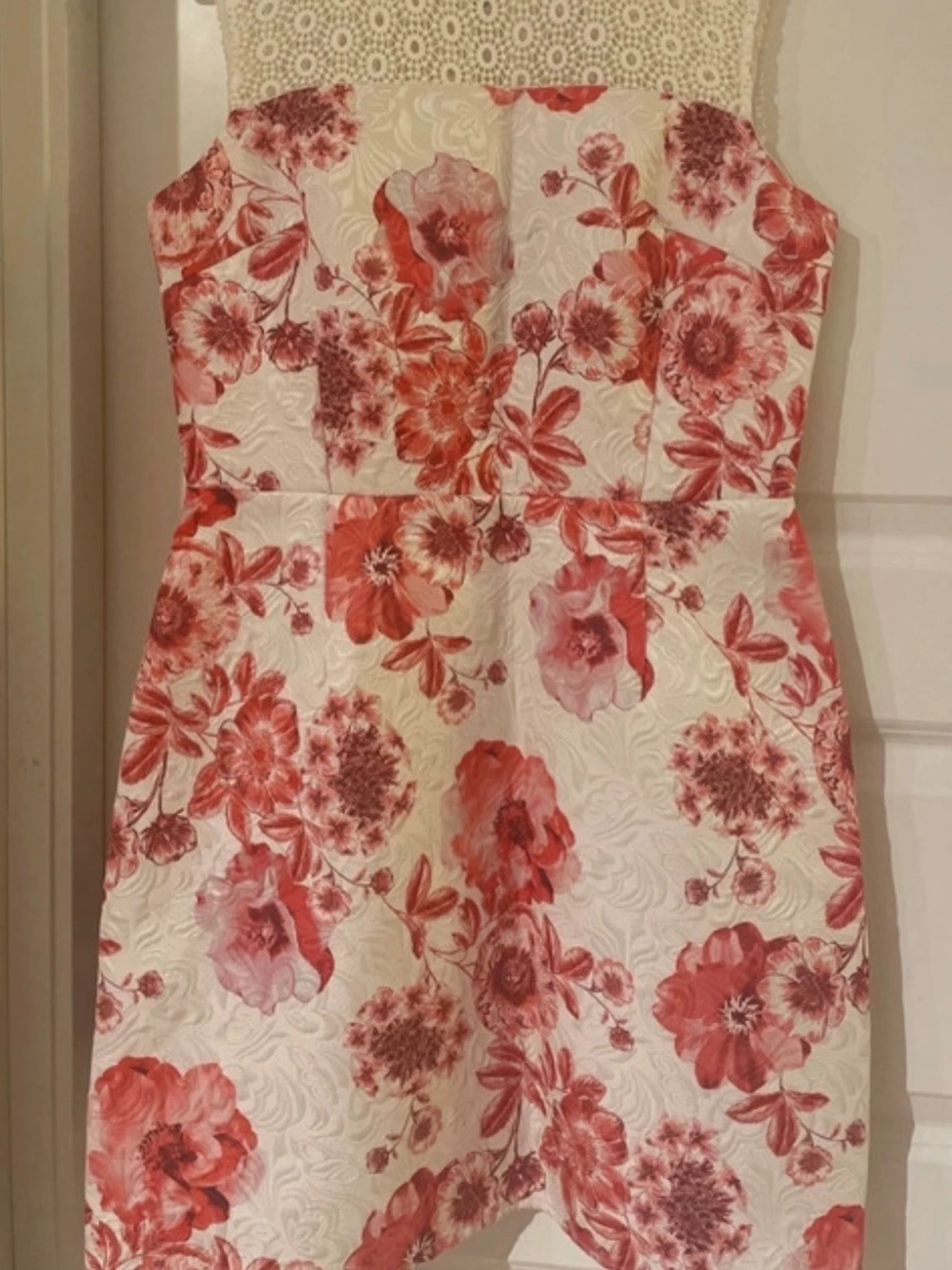 Vit och röd blommig kortklänning - 1