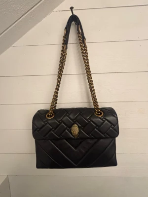 Kurt geiger väska  - Snygg svart quiltad handväska med kraftig guldfärgad kedja från Kurt geiger! 