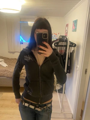 Grå/svart hoodie från peak performance!💗 - Cool svart hoodie från peak performance med dragkedja och broderad logga på bröstet. Modellen har huva med svart foder och ribbade muddar. Inga defekter men lite kort i ärmarna för mig som är 174❤️