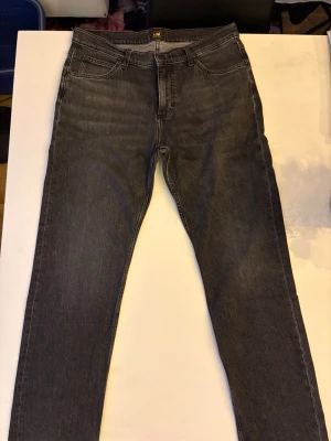 Svarta skinny jeans i stretch - Säljer ett par svarta skinny jeans med klassisk femficksdesign och dragkedjegylf. Jeansen har en smal passform och är tillverkade i stretchigt denimtyg för extra komfort. Perfekta för en trendig och avslappnad look.