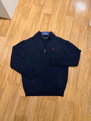 Polo Ralph Lauren Quarterzip Svart kabelstickad - Mörkblå kabelstickad tröja från Polo Ralph Lauren - Helt Ny - Fint kvalitet 🤩 Redo att fraktas redan nu 🚚 Priset kan diskuteras vid snabbaffär ‼️