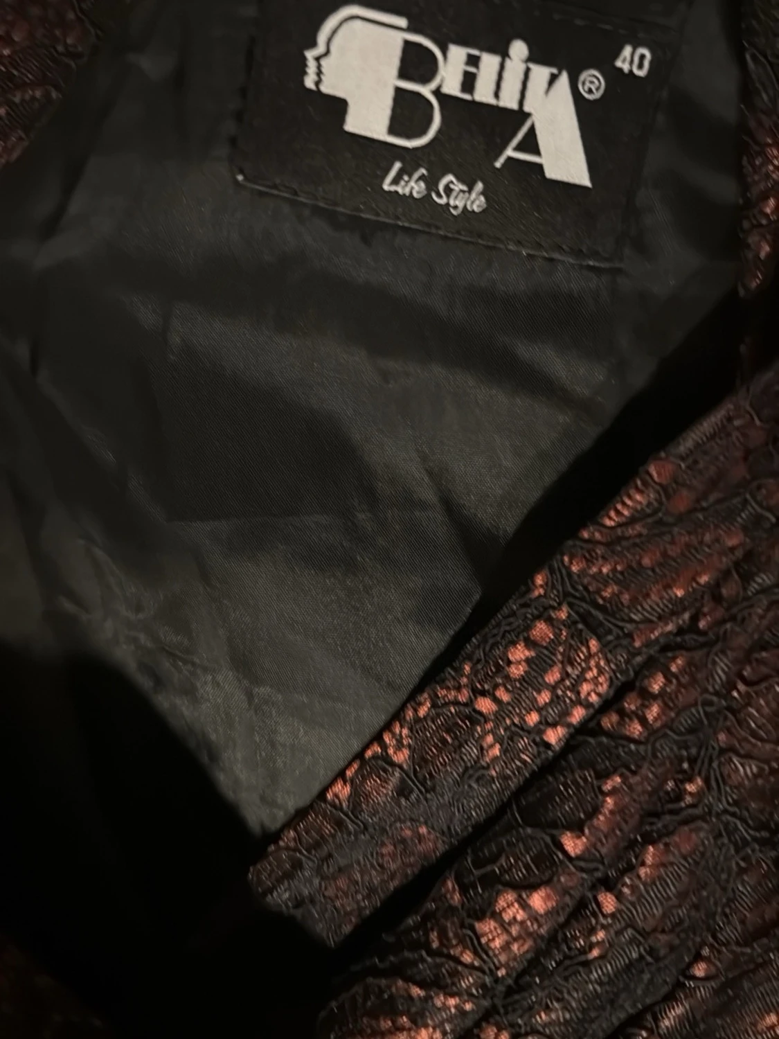 Svart och röd omlottklänning med rosett - 2