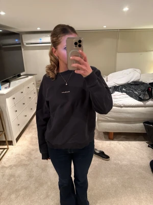 Svart sweatshirt från Acne Studios - Nästintill oanvänd tröja från acne studios, storleken är oversize och skulle mer passa en M beroende på hur man vill att den ska sitta