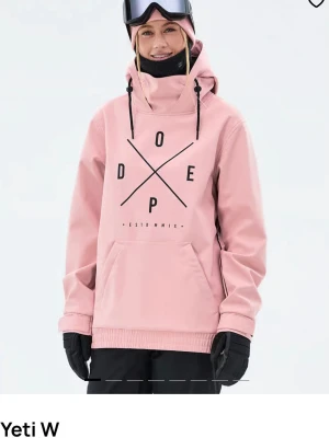 Rosa skidjacka från Dope - Superfint skick! Säljs då den är för liten för mig🩷köptes för 1799kr från Dopes hemsida. Använd fåtal gånger!