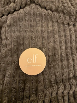 e.l.f. Halo Glow Setting Powder - Säljer ett e.l.f. Halo Glow Setting Powder i färg (medium moyen). Perfekt för att fixera din makeup och ge en naturlig glow. Smidig att ha med i väskan och enkel att applicera för en fräsch finish. DEN har aldrig använts då jag insåg att jag köpt helt fel färg och att den såg för mörk ut för mig! Jag har såklart öppnat locket så de ingen tejp runt men den är hel orörd o full!