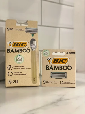 BIC Bamboo rakhyvel och rakblad - BIC Bamboo rakhyvel med handtag i bambu och utbytbara rakblad. Förpackningen innehåller en rakhyvel och extra rakblad, allt i återvinningsbar kartong. Rakbladen har fem rörliga blad för nära rakning. Miljövänlig design.
