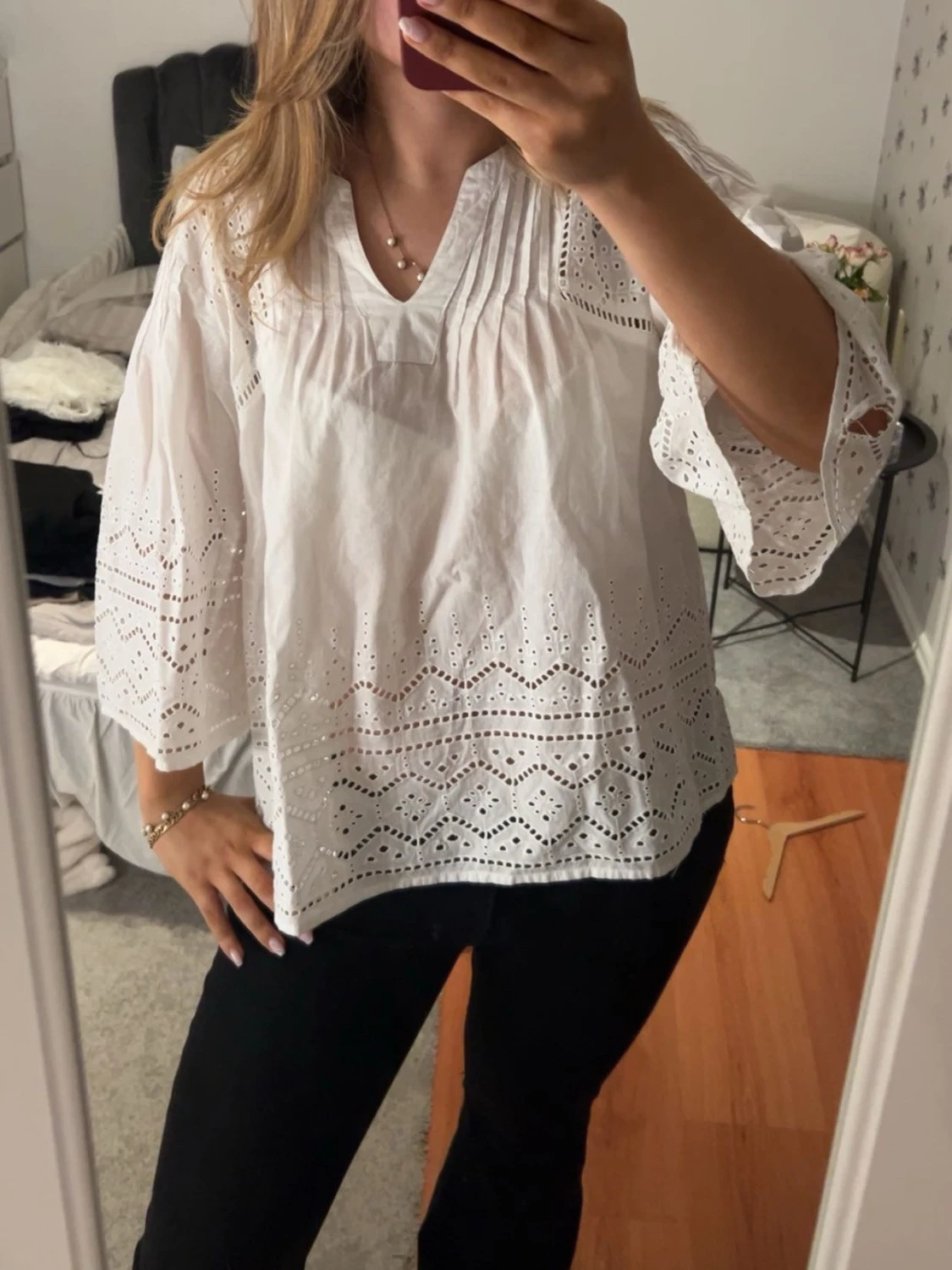 Vit broderad blus med trekvartsärm