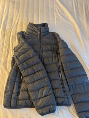 Svart jacka från Parajumpers  - En jätte fin jacka från Parajumpers, storlek S, har ett litet märke på armen men inget man tänker på. Logga på armen och hög krage. 