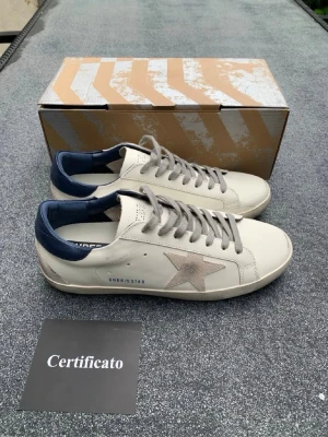 Golden Goose vita sneakers med blå detalj - Helt nya med box och Dustbag 