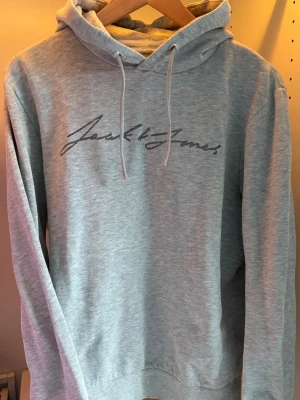  hoodie Jack & Jones - Snygg ljusgrå hoodie från Jack & Jones Skick 8/10, Storlek S