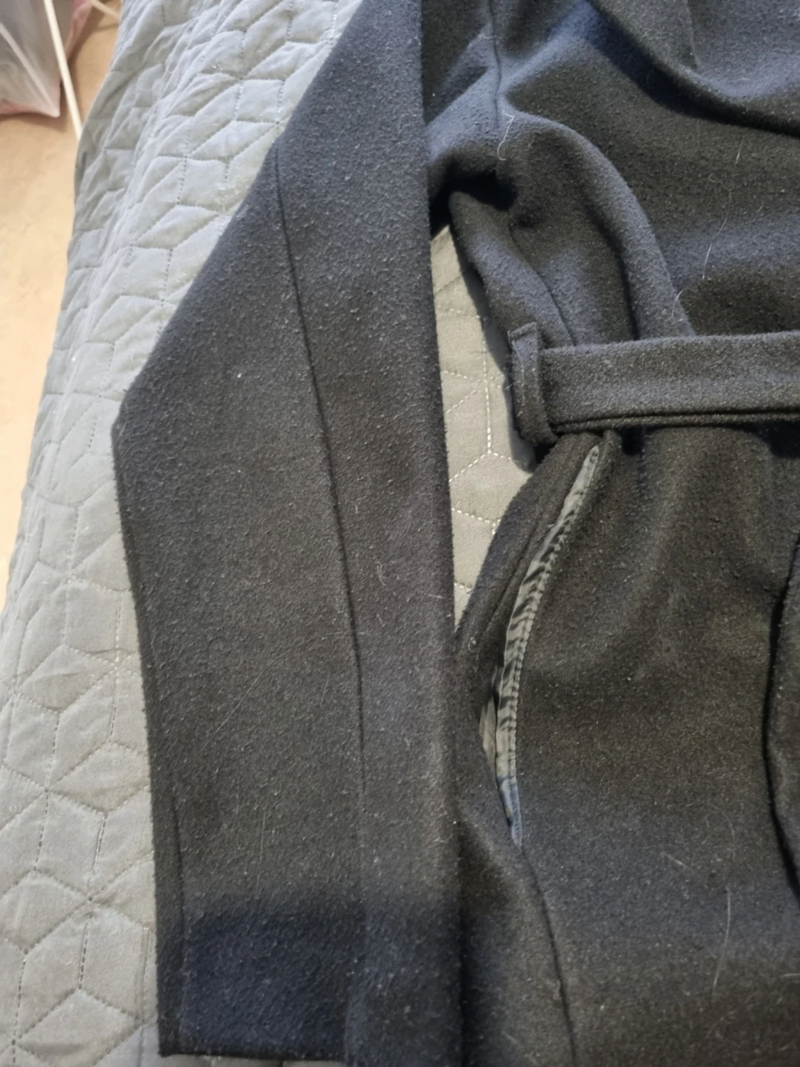 Svart kappa med knytskärp från boohoo  - 2