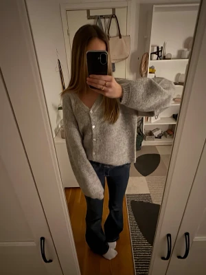 Grå stickad kofta - Säljer denna gråa stickade koftan med v-ring. Denna har bara använts några få gånger och är som ny.