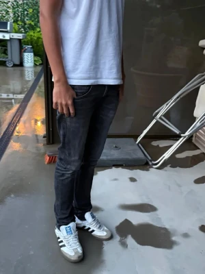 Svarta Dondups jeans  - Dondups jeans i modellen George