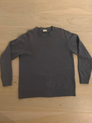 John Henric tröja  - Jätte fint skick. Storlek M. Nypris ca 1500. Mitt pris 399. Färg blå/grå. Hör av dig vid frågor! 