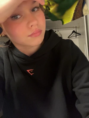 Svart hoodie från Gymshark - Säljer min svarta gymshark hoddie🥰 den är liten i storlek så även om den är storlek ”s” så räkna med ”xs”💕 den är i bra skick och är perfekt för gymmet då den inte är för varm🥰😊 skriv om du har frågor💕🙈