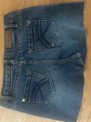 Unik egensydd jeanskjol - Säljer en riktigt snygg och unik jeanskjol som är egensydd av ett par skinny jeans från märket C.I.C. Perfekt för dig som vill ha något ingen annan har! 🔹 Ursprungligen jeans i storlek W29/L34 (motsvarar ungefär S/M) 🔹 Omsydd till kjol – ger en trendig och lite rå look 🔹 Klassisk blå denim med snygga slitningar 🔹 Låg midja och bekväm passform 🔹 Perfekt till både vardag och fest med rätt styling Kjolen är i fint skick och har en cool, personlig design tack vare att den är handgjord. Passar dig so