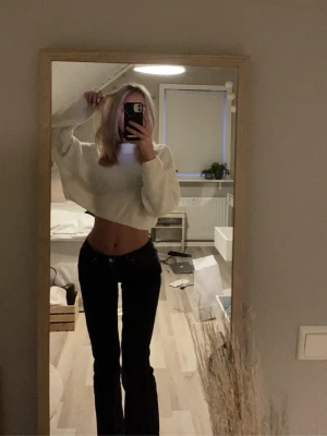 Lågmidjade jeans  - Svart/grå lågmidjade jeans storlek XS men passar S även. Jag är 170 ungefär och dom sitter perfekt i längden. ”Trasiga och slitna” längst ned på byxorna som man kan se på sista bilden men dom ska va så. 