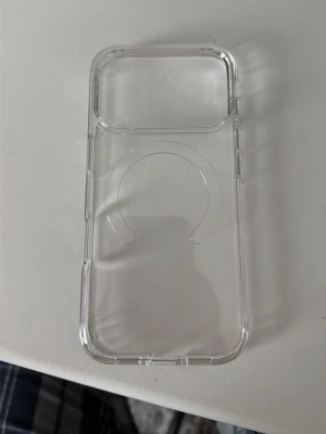 iphone 17 Pro skal - Snyggt genomskinligt mobilskal med MagSafe funktion. Säljer den pga jag har äntligen fått tag på ett apple orginalskal. Ny pris 249kr. Skalet är så gott som nytt