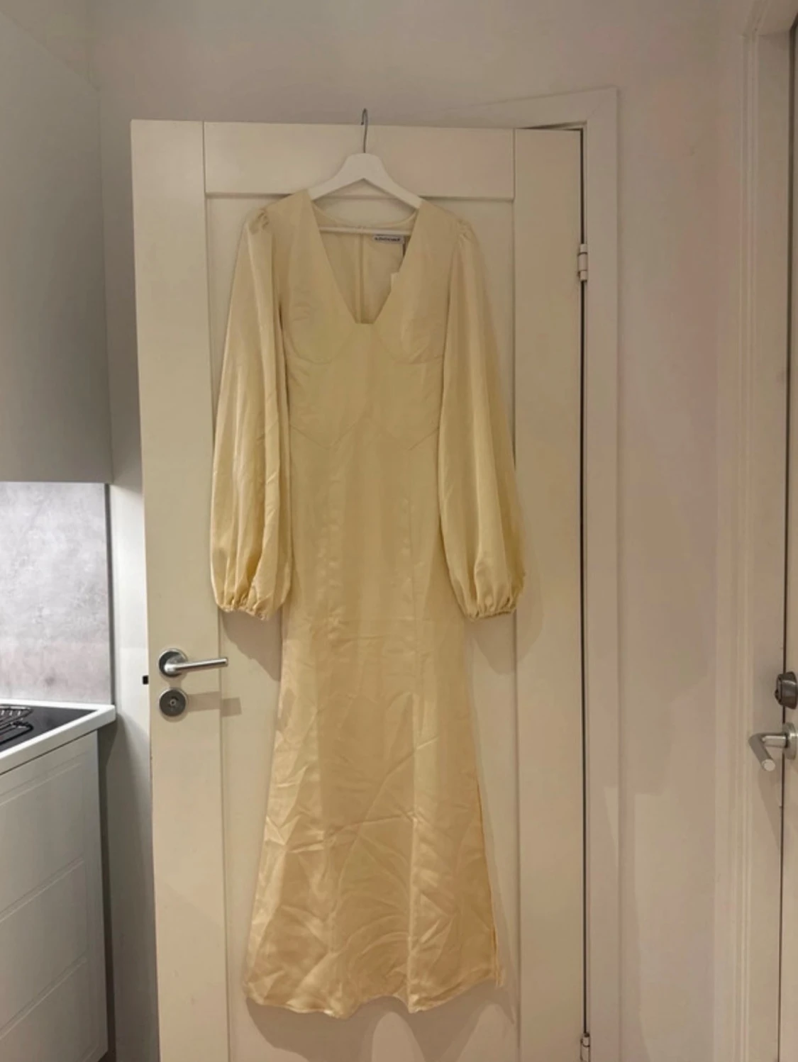 Lång ljusgul klänning Adoore