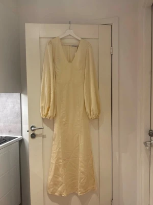 Lång ljusgul klänning Adoore - Lång ljusgul adoore klänning strl 34.