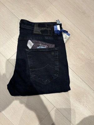 Jacob cohën jeans - Säljer dessa sjukt feta Jacob cohën jeans. Jeansen är i nyskick och og saker medkommer! Storleken är 33. Skriv vid några frågor🤗