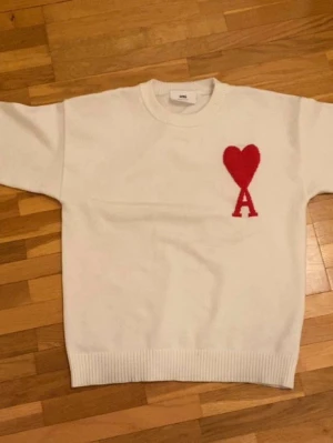 Ami Paris tröja - Vit Ami paris tröja, knappt använd