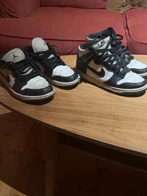 Nike Dunk High svartvita sneakers - Säljer två olika par skor, ett par Jordan low och ett par high. Dom är i använt skick. Säljer båda för 700kr kan säljas separat också. Pris kan diskuteras. Lowsen är storlek 43 och high 42.5