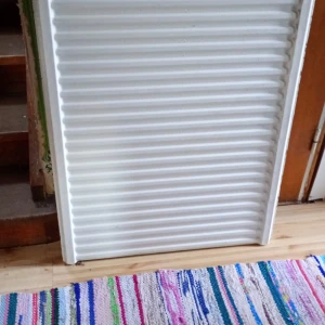 Element vattenburet vitt  - Fint Element vattenburet vitt räfflat med måtten 90  cm långt och 60 cm  brett. Fint skick.Hämtas i Skene. Och skickas ej.