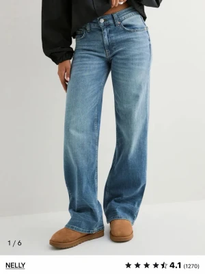 Nelly low waist wide jeans - Super fina vida jeans som tyvärr inte va som tänkt. Lappen är kvar och allt! 