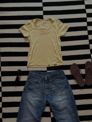 Esprit Baby tee - Gul baby tee från Esprit. 