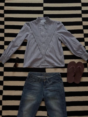 Randig Skjorta - Blå vit randig skjorta från Minus. Bra skick. 