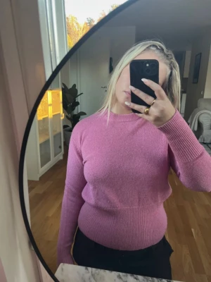 Rosa glittrig stickad tröja från Hope i storlek S/M - Rosa glitter stickad tröja i strl S/M. Från Hope o är i bra skick, förutom det lilla på bild 4