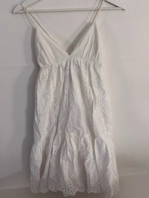 Vit klänning - Vit klänning från zara med detaljer i storlek xs. Perfekt inför skolavslutningar och sommaren