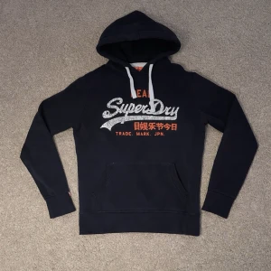 Superdry hoodie - Tja! Säljer en Superdry Hoodie i storleken (S)-skick 7/10. Vid minsta lilla fundering hör av er! Först till kvarn!