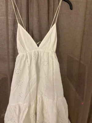 Zara klänning - Säljer denna söta klänning från Zara som inte längre säljs💕den är i fint skick och i storlek S!