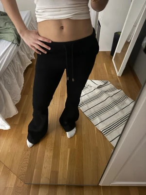 Svarta mjukisbyxor från Nitted - Säljer ett par svarta mjukisbyxor från Nitted i storlek XS. Helt nya!!